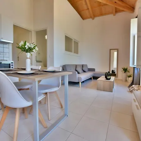 Douskos Beach House Апартаменты *