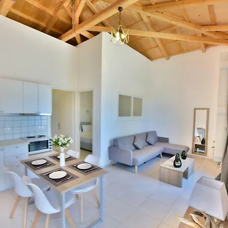 Апартаменты Douskos Beach House