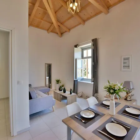 Douskos Beach House *
